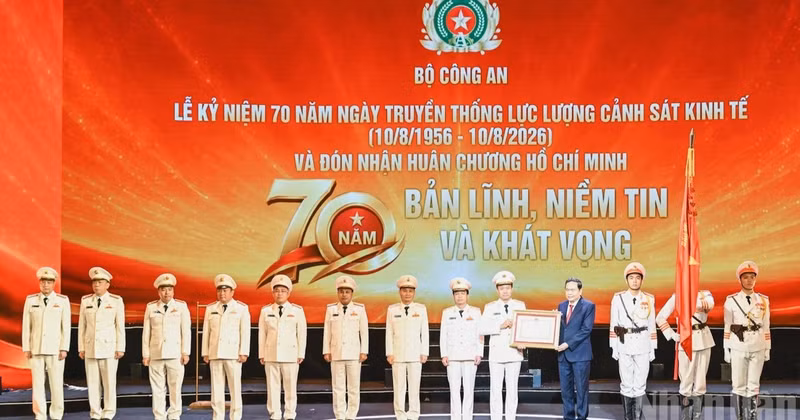 NA Chairman Tran Thanh Man awards the Ho Chi Minh Order to the Economic Police Force. (Photo: DUY LINH)