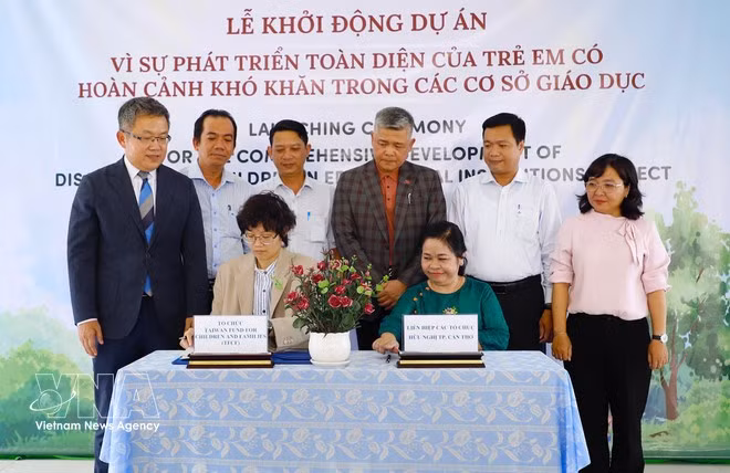 The Can Tho Union of Friendship Organisations and the Taiwan Fund for Children and Families sign a cooperation ceremony on project implementation on March 31. (Photo: VNA)