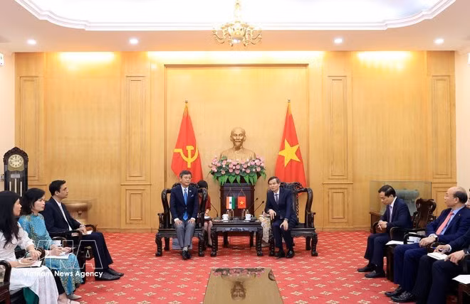 A view of the meeting between Associate Professor Dr Doan Minh Huan, Politburo member and President of the Ho Chi Minh National Academy of Politics, and Indian Ambassador Tshering W. Sherpa in Ha Noi on April 1. (Photo: VNA)