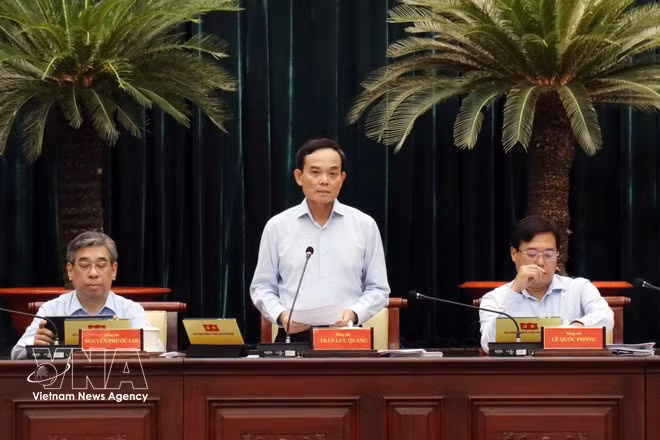 Secretary of the municipal Party Committee Tran Luu Quang (C) speaks at the meeting (Photo: VNA)