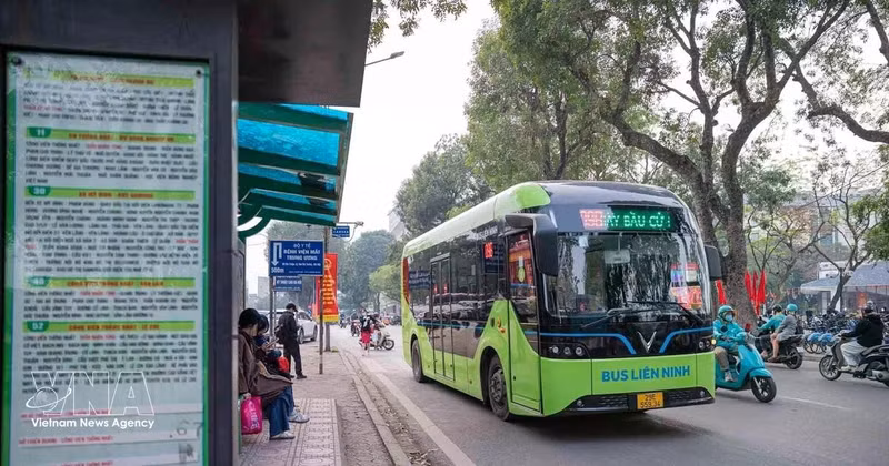 Ha Noi rolls out 10 electric bus routes from April 1. (Photo: VNA)