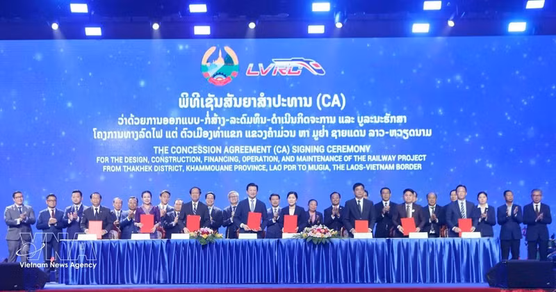 At the signing ceremony of a concession agreement for the design, construction, capital mobilisation, operation and maintenance of the Laos–Viet Nam railway project in Vientiane on March 31. (Photo: VNA)
