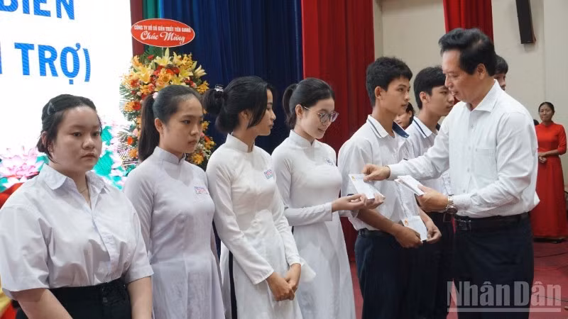 Provincial leaders of Dong Thap present scholarships to pupils across the province.