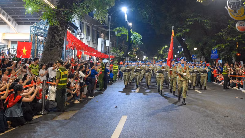Citizens cheering on the marching and parade units in the streets of Hanoi. (Photo: The Dai)