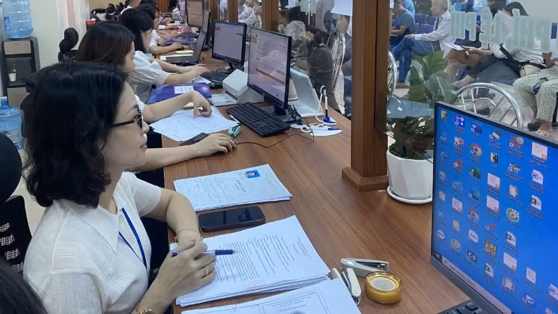 Officials and civil servants of the Hai An Ward Public Administrative Service Centre, Hai Phong City, actively serving the people.