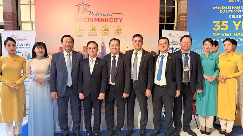 The Ho Chi Minh City tourism destination promotion seminar in Australia was attended and witnessed by Dang Minh Thong, Deputy Secretary of the Ho Chi Minh City Party Committee (fourth from left). (Photo: Ho Chi Minh City Department of Tourism)
