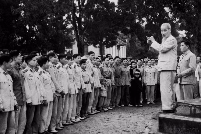 President Ho Chi Minh visits the People’s Armed Police unit protecting Ha Noi on February 14, 1961. (Photo: VNA)