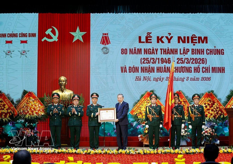 Party General Secretary To Lam presents the Ho Chi Minh Order to the Engineering Corps (Photo: VNA)
