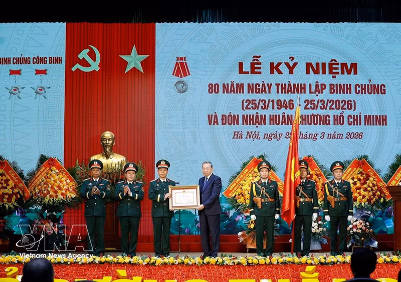 Party General Secretary To Lam presents the Ho Chi Minh Order to the Engineering Corps (Photo: VNA)
