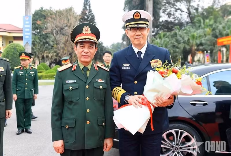 Defence Minister General Phan Van Giang welcomes Chinese Defence Minister Senior Lieutenant General Dong Jun during his visit to Commando Brigade 113. (Photo: qdnd.vn)