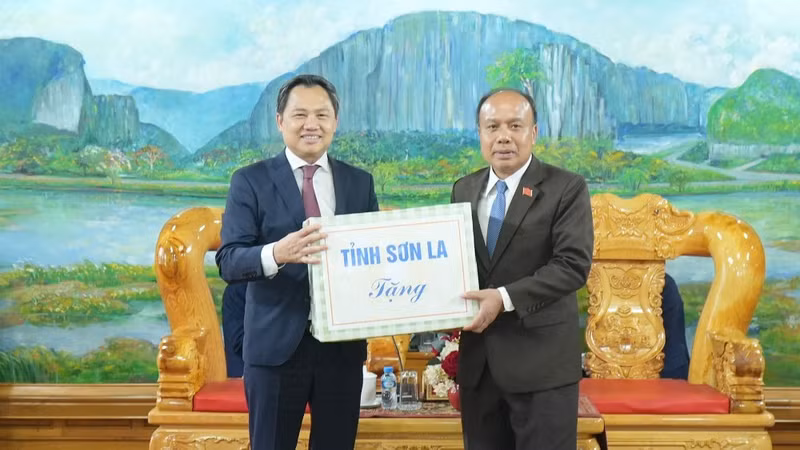 Nguyen Dinh Viet, Deputy Secretary of the Provincial Party Committee and Chairman of the Son La Provincial People’s Committee, extends New Year greetings to the leadership of Houaphanh Province, Laos.