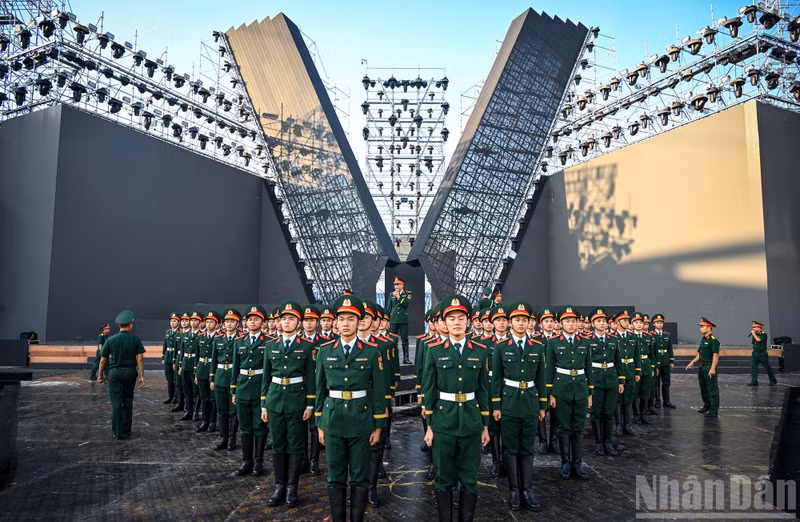 [In Pictures] Vietnamese troops recreate Red Square parade at concert “Homeland in Our Hearts”