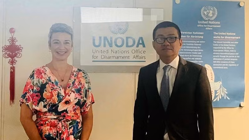 Ambassador Vu Le Thai Hoang, Permanent Representative of Viet Nam to the United Nations and other international organisations in Vienna, and Rebecca Jovin, Head of the United Nations Office for Disarmament Affairs in Vienna (UNODA).