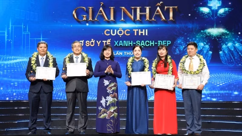 Minister of Health Dao Hong Lan presented certificates and trophies to five first-prize winners of the contest.