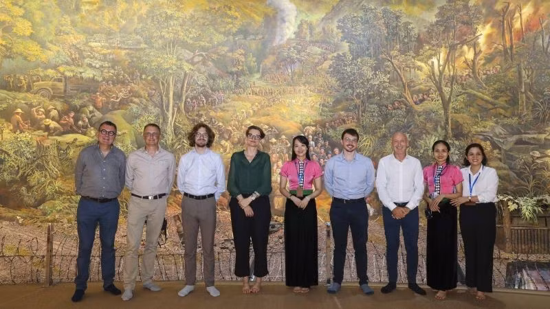 The French delegation experiencing the 3D exhibition space at the Dien Bien Phu Victory Museum, Viet Nam. (Photo: French Embassy)