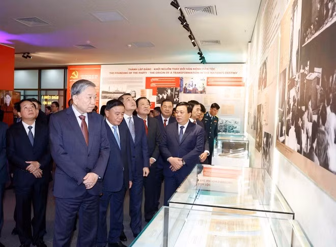 Party General Secretary To Lam and officials visit the exhibition showcasing the history of national Party congresses in Ha Noi on December 26. (Photo: VNA)