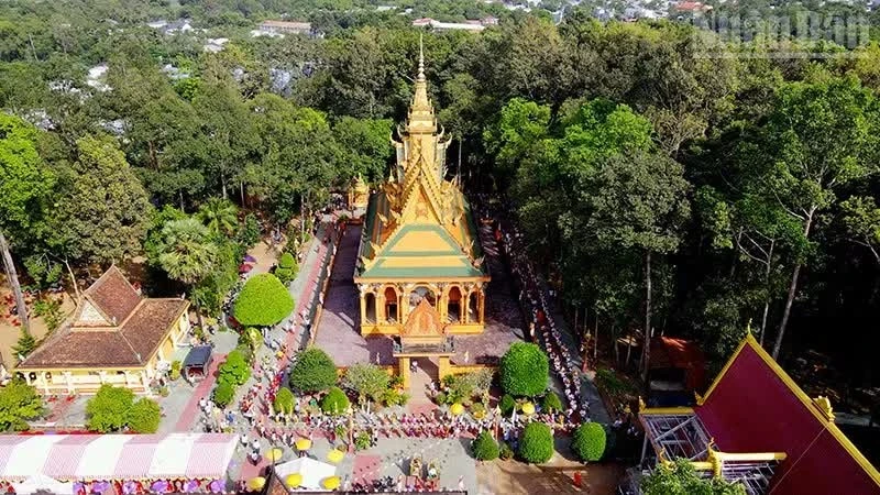 Pagodas serve as religious and community centres for the Khmer people in Vinh Long Province. Pagodas serve as religious and community centres for the Khmer people in Vinh Long Province.