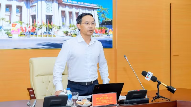 Governor of the State Bank of Viet Nam Pham Duc An delivers remarks at the meeting.