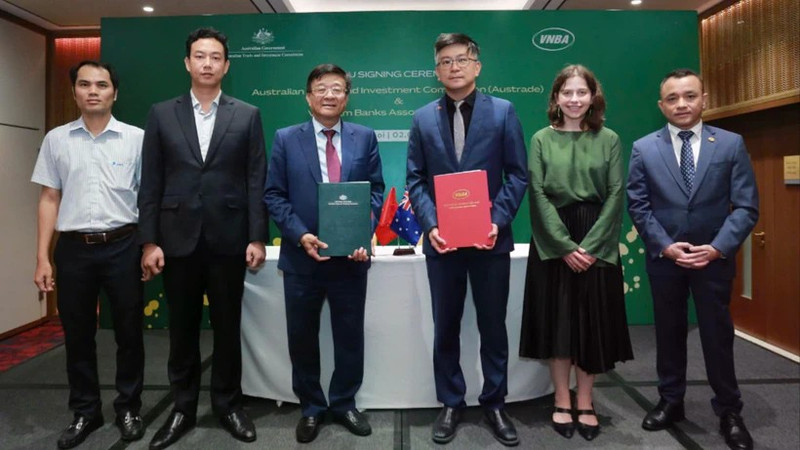 The Austrade signs a Memorandum of Understanding with the Viet Nam Banks Association. (Photo: HAI YEN)
