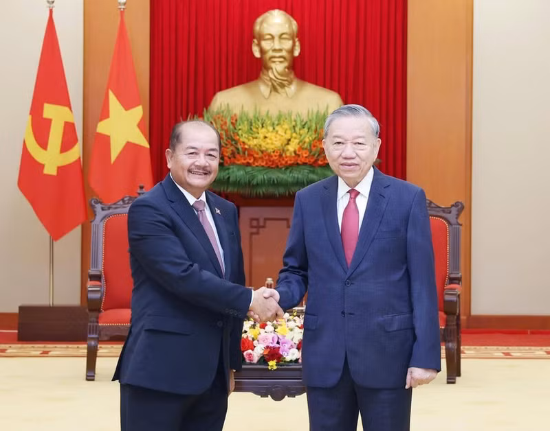 General Secretary of the Communist Party of Vietnam (CPV) Central Committee To Lam (R) receives LPRP's Politburo member and Deputy Prime Minister Kikeo Khaykhamphithoune in Hanoi on October 27. (Photo: VNA)