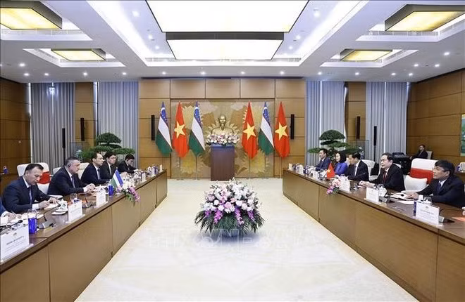 National Assembly Chairman Tran Thanh Man hosts a reception in Ha Noi on October 27 for Speaker of the Legislative Chamber (lower house) of the Oliy Majlis of Uzbekistan Nuriddin Ismoilov. (Photo: VNA)