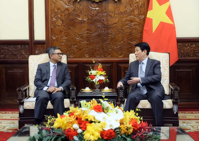 State President Luong Cuong (R) receives Indonesian Ambassador Denny Abdi on October 27. (Photo: VNA)