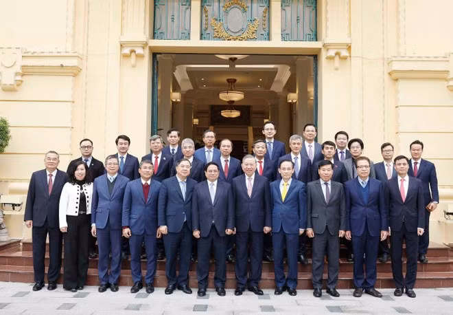 Party General Secretary To Lam (fifth from right, first row) and Prime Minister Pham Minh Chinh (sixth from right, first row) pose for photo with Vietnamese ambassadors and heads of representative missions abroad (Photo: VNA)