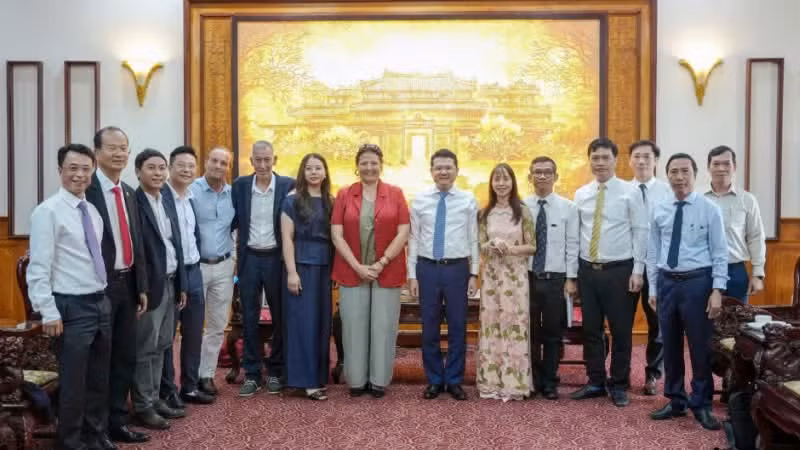 Leaders of Hue City and the delegation from Cergy, France, pose for a commemorative photograph.
