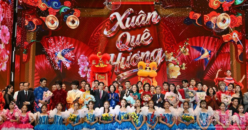 State President Luong Cuong and his spouse, Nguyen Thi Minh Nguyet, together with delegates and artists at the “Homeland Spring 2026” programme.
