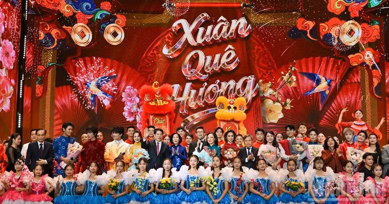 State President Luong Cuong and his spouse, Nguyen Thi Minh Nguyet, together with delegates and artists at the “Homeland Spring 2026” programme.