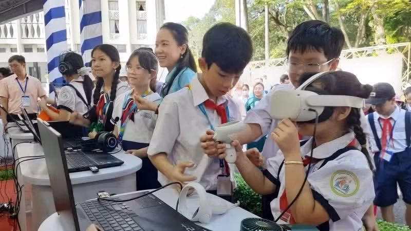 Students experience 3D technology at the Exhibition marking 50 Years of Educational Innovation in Ho Chi Minh City.