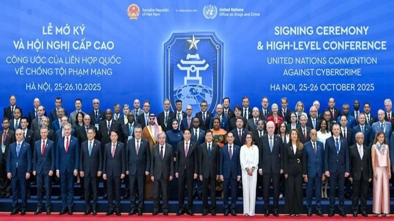 President Luong Cuong, UN Secretary-General António Guterres, and leaders and representatives of participating nations attended the signing ceremony of the United Nations Convention against Cybercrime. (Photo: Thuy Nguyen)