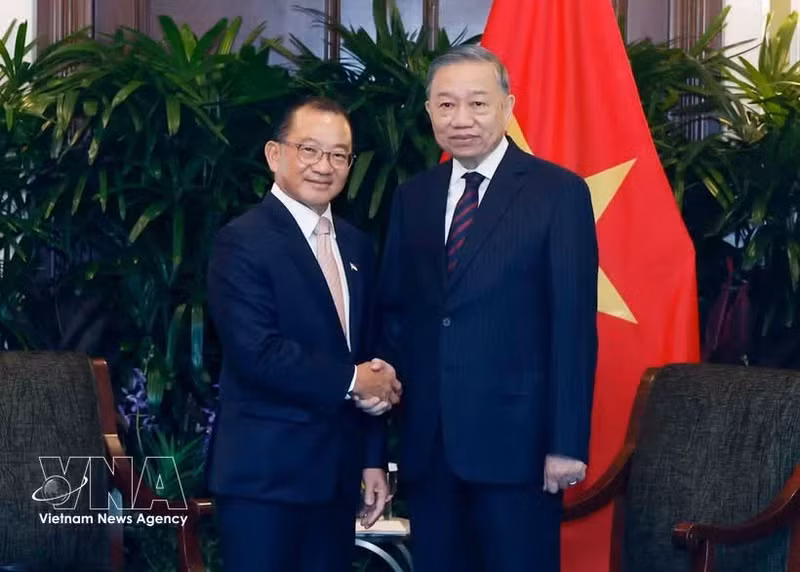 General Secretary of the Communist Party of Viet Nam Central Committee and State President To Lam (R) meets with Speaker of the Parliament of Singapore Seah Kian Peng. (Photo: VNA)