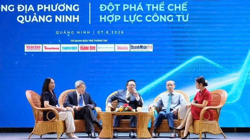 Speakers share their views at the discussion session “Mastering Digital Technology – Taking Ownership of the Green Economy”. (Photo: Quang Tho)