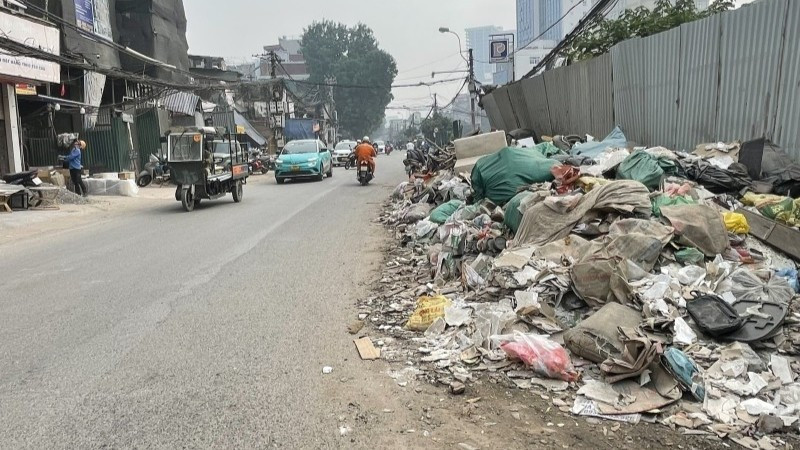 Construction waste and rubbish left untreated on La Thanh Street has generated dust and contributed to air pollution.