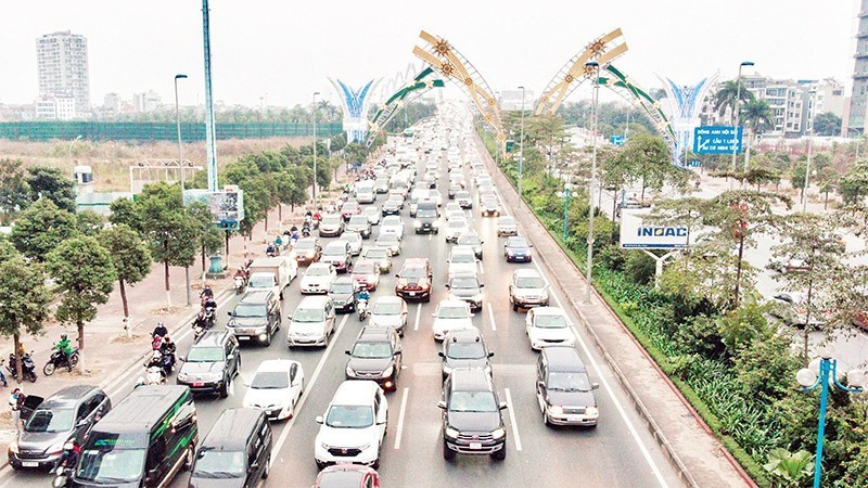 Despite substantial investment in transport infrastructure and public passenger transport systems, traffic congestion in Ha Noi continues to remain complex and persistent. (Photo: DUY LINH)