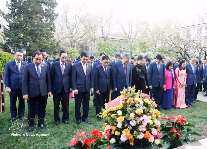 Party General Secretary and State President To Lam, his spouse, and officials offer flowers in tribute to President Ho Chi Minh at the embassy’s premises on April 14. (Photo: VNA)