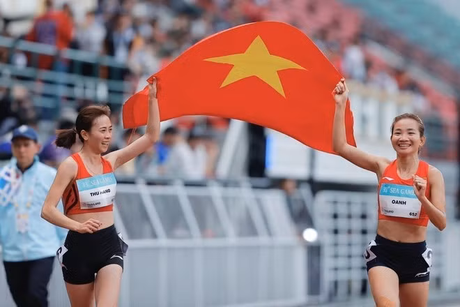 Nguyen Thi Oanh (right) claims the gold medal, while Doan Thu Hang takes a silver in the women’s 3,000m steeplechase event. (Photo: VNA)