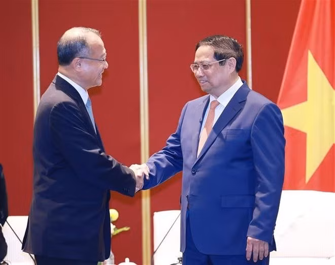 Prime Minister Pham Minh Chinh and Jonathan Choi, Chairman of the Hong Kong-based Sunwah Group, at the meeting on June 24, 2025. (Photo: VNA)