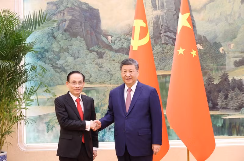 Le Hoai Trung (L), Politburo member, Minister of Foreign Affairs and Special Envoy of General Secretary of the Communist Party of Viet Nam (CPV) Central Committee To Lam pays a courtesy call on General Secretary of the Communist Party of China Central Committee and President of China Xi Jinping in Beijing on February 4 (Source: MoFA)