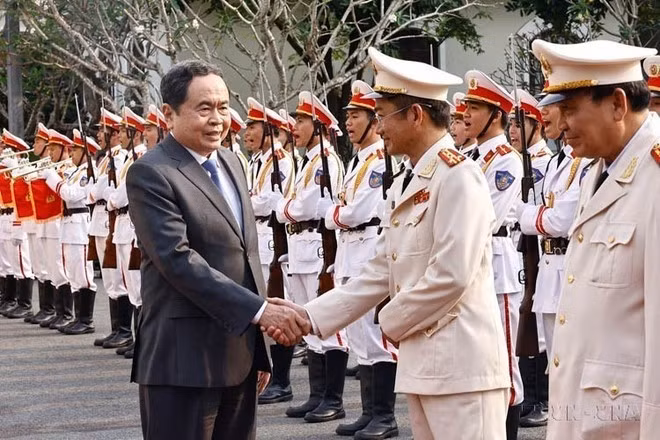 National Assembly Chairman Tran Thanh Man visits and extends Lunar New Year greetings to Can Tho city's Department of Public Security on January 20, 2025. (Photo: VNA)