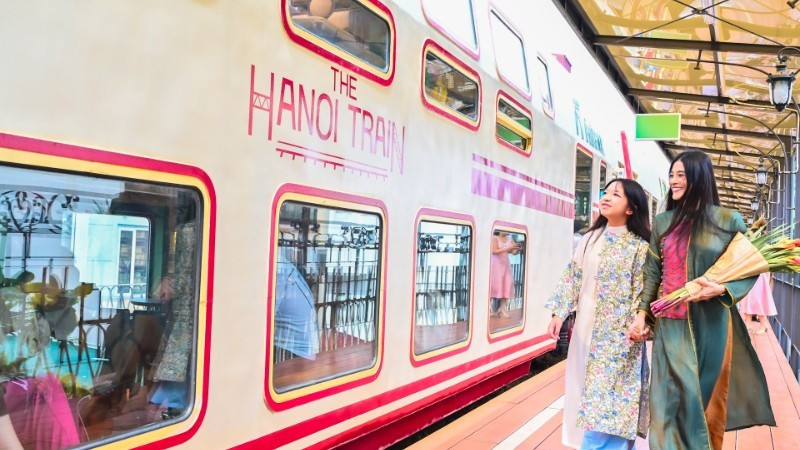 Tourists experience the ‘Ha Noi 5 Gates’ tourist train, a new tourism product in Ha Noi. (Photo: Bao Long)