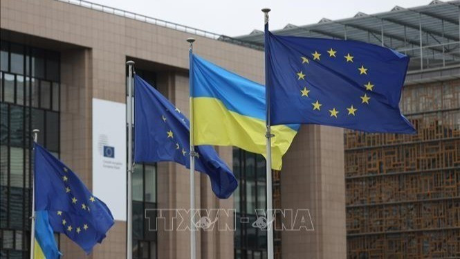 Flags of the European Union and Ukraine at the European Commission headquarters in Brussels, Belgium. (Photo: Xinhua/VNA)