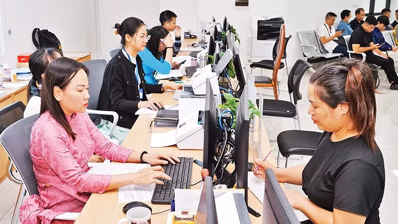 Streamlining and simplifying administrative and business regulations will help reduce costs for enterprises. (Photo: NGUYET ANH)