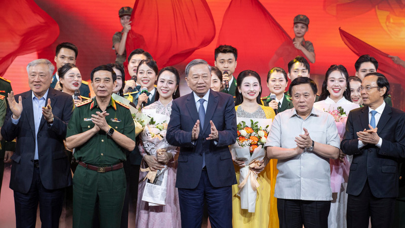 Party General Secretary To Lam and senior Party and State leaders attend art exchange programme marking the army’s past decade of following Uncle Ho’s teachings.