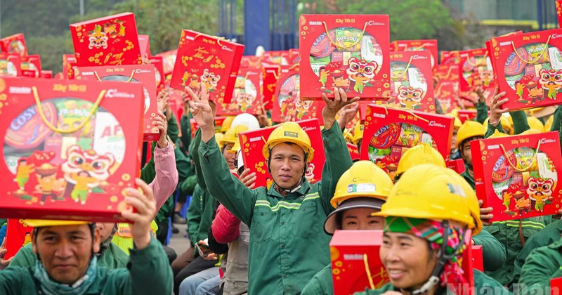 Construction workers at the Pearl Theatre project site (Ha Noi) joyfully receive Tet gifts from the organisers of the “Xay Tet 2026” programme.