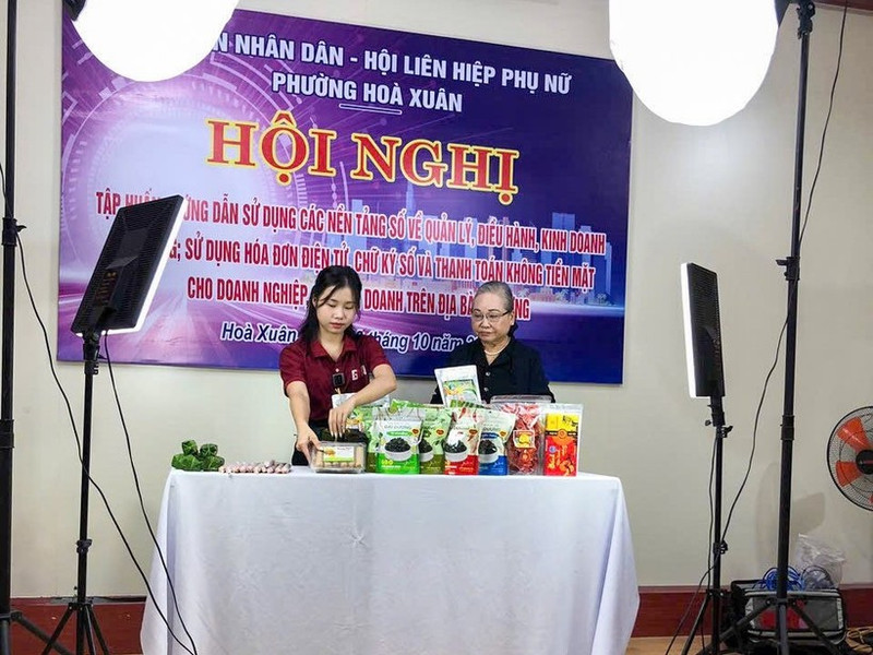 Tran Thi Thong, 75, attends a digital entrepreneurship training session in Da Nang.