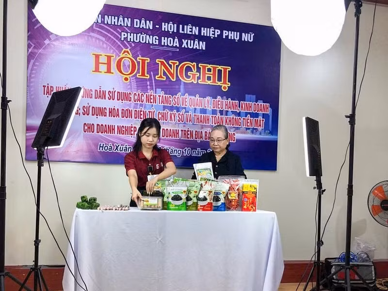 Tran Thi Thong, 75, attends a digital entrepreneurship training session in Da Nang.