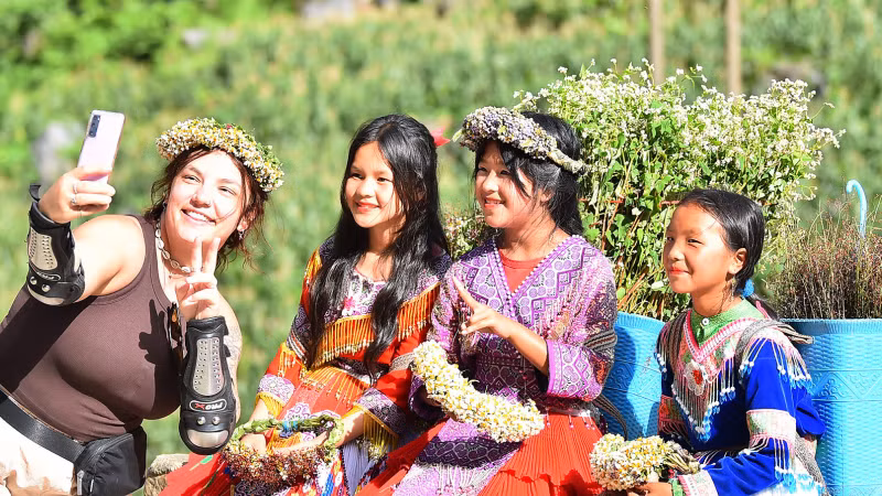 Visitors check in at Tham Ma Pass. (Photo: THUY NGUYEN)