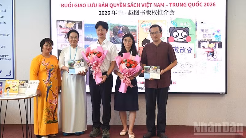 Representatives of Chibooks present books to delegates. (Photo: Linh Bao)